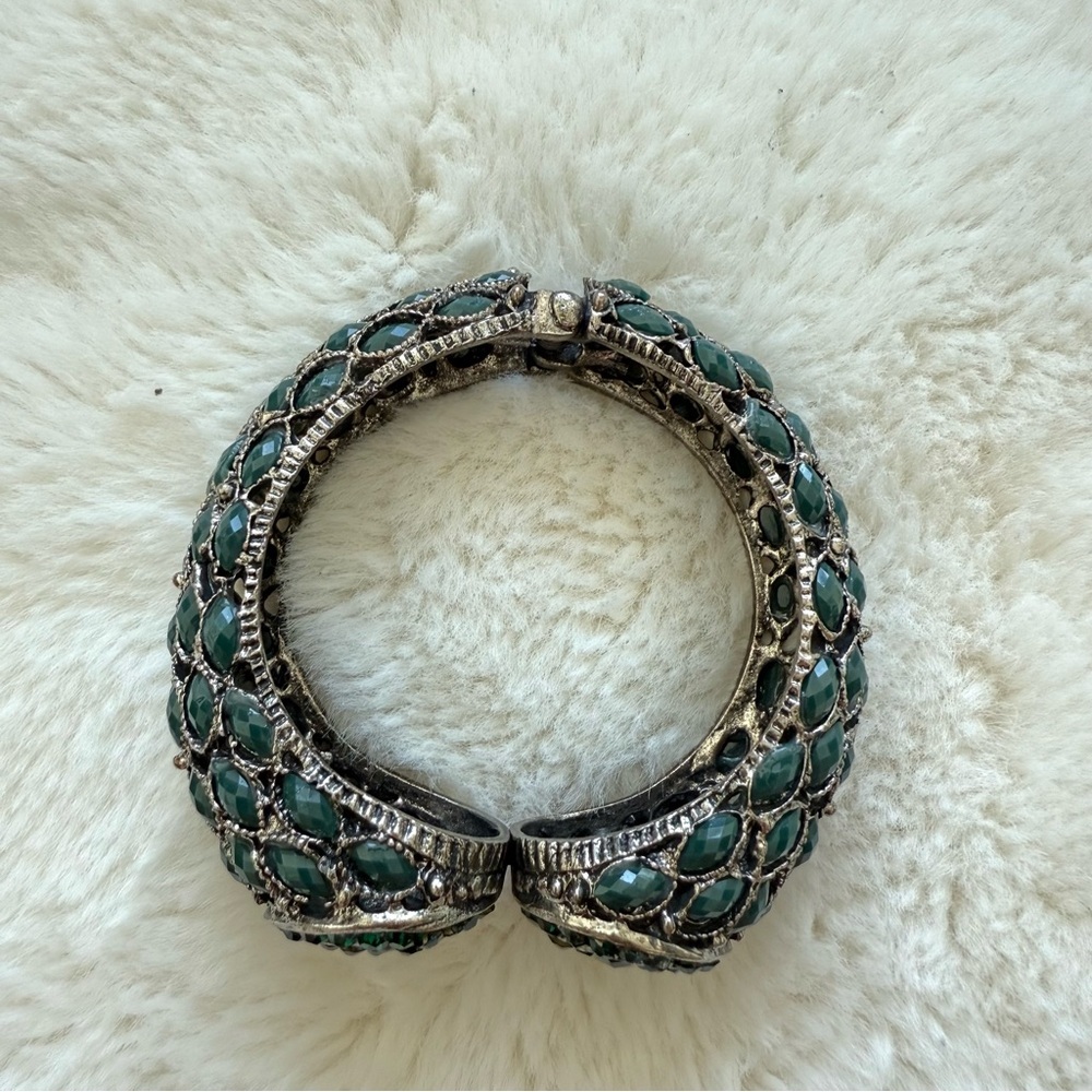 Art Deco vintage bracelet with green crystals